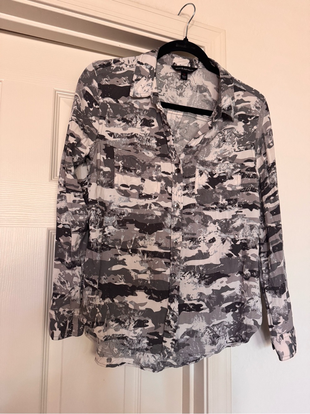 Rock & Republic grey camouflage button-down shirt women’s size medium